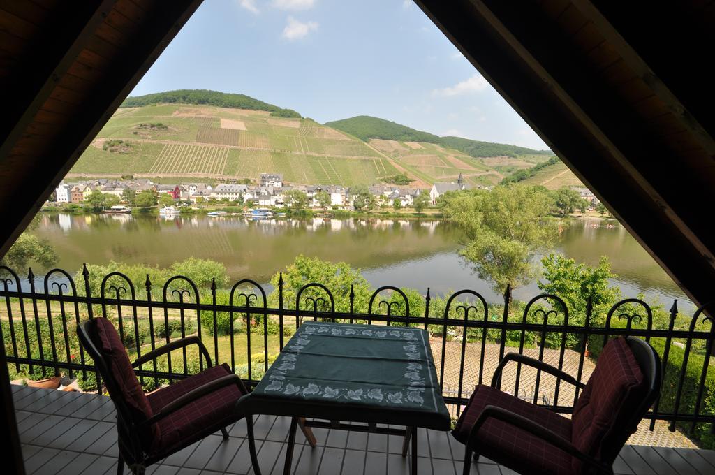 Ferienwohnung Am Moselufer Целль-ан-дер-Мозель Екстер'єр фото